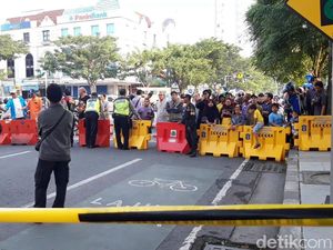 Amblesnya Jalan Raya Gubeng di Surabaya Jadi Tontonan Warga