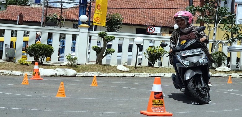 52+ Gambar Lucu Emak Emak Naik Motor 52+ Gambar Lucu Emak Emak Naik Motor