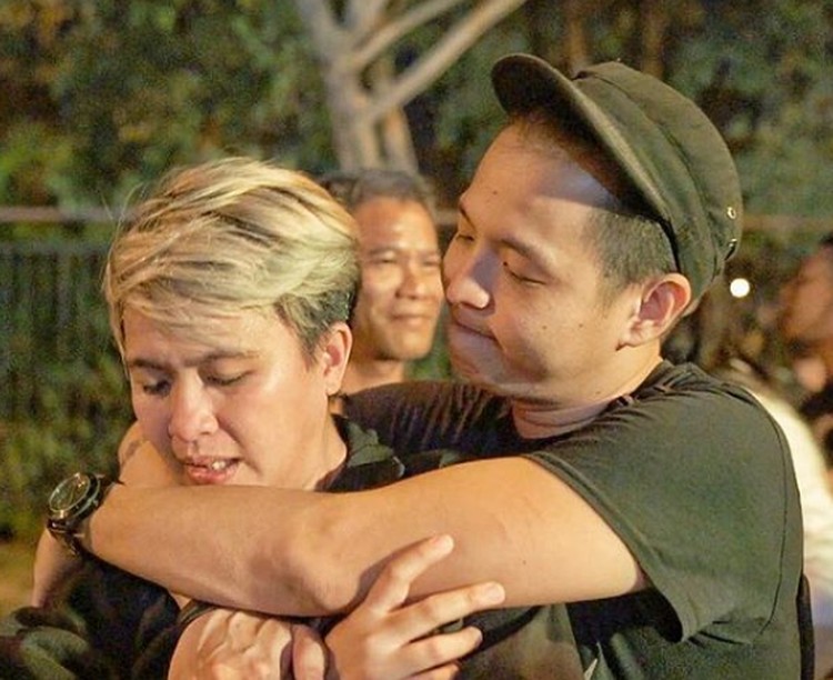 7 Foto Candid Kekompakan Ernest Prakasa Kerja Bareng Istri