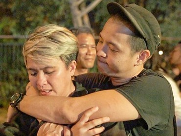 7 Foto Candid Kekompakan Ernest Prakasa Kerja Bareng Istri