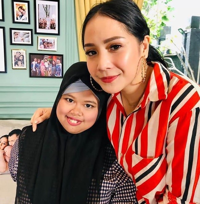 Gadis bernama Rahmawati Kekeyi Putri Cantikka jadi viral setelah membuat tutorial makeup di Youtube menggunakan balon air untuk meratakan foundation. Pada video-videonya, Rahmawati pun menunjukkan kepolosannya sehingga bikin netizen terhibur. Rahmati bahkan sampai mencuri perhatian Nagita Slavina dan sederet vlogger kecantikan yang sudah lebih terkenal darinya seperti Tasya Farasya dan Cindercella. Saat ini subscriber akun YouTube Kekey sudah mencapai lebih dari 347 ribu. Foto: Instagram