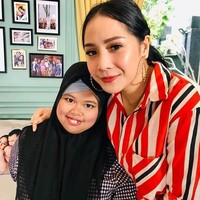 Gadis bernama Rahmawati Kekeyi Putri Cantikka jadi viral setelah membuat tutorial makeup di Youtube menggunakan balon air untuk meratakan foundation. Pada video-videonya, Rahmawati pun menunjukkan kepolosannya sehingga bikin netizen terhibur. Rahmati bahkan sampai mencuri perhatian Nagita Slavina dan sederet vlogger kecantikan yang sudah lebih terkenal darinya seperti Tasya Farasya dan Cindercella. Saat ini subscriber akun YouTube Kekey sudah mencapai lebih dari 347 ribu. Foto: Instagram