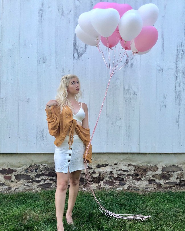 Dalam melayani klien, Cecilia memang menawarkan kenyamanan dan profesionalitas seolah sedang berada di tengah sesi terapi. Ia pun telah tersertifikasi sebagai cuddlist terlatih. Untuk melengkapi profesinya, wanita cantik tersebut juga menjadi praktisioner meditasi dan pelatih kesehatan integratif. Foto: Instagram @ceceliaailecec