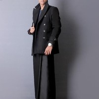 Brand sarung itu bernama SV dengan tagline sarung street style. Sarung didesain polos dengan warna hitam pekat tanpa corak. Foto: Dok. Riawan Afif