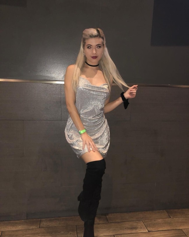 Walau sudah mendapat penghasilan besar dari profesi tukang peluk, ia juga punya pekerjaan lain sebagai bartender. Foto: Instagram @ceceliaailecec