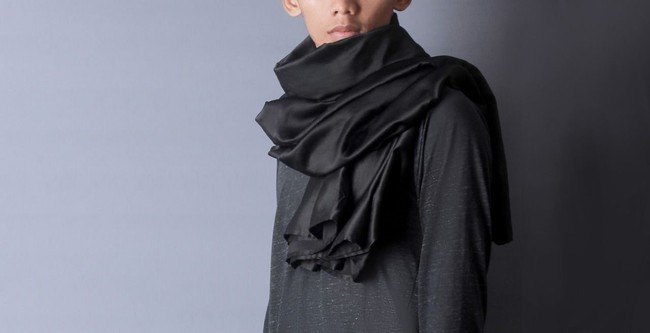 Menurut pria berusia 27 tahun itu, sarung SV ini juga bisa dipakai syal. Jadi saat ke mall, ia pakai sebagai syal baru saat akan salat ia pakai sebagai sarung. Foto: Dok. Riawan Afif