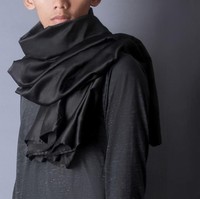 Menurut pria berusia 27 tahun itu, sarung SV ini juga bisa dipakai syal. Jadi saat ke mall, ia pakai sebagai syal baru saat akan salat ia pakai sebagai sarung. Foto: Dok. Riawan Afif