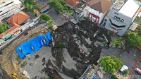 Jalan tersebut seakan terbelah dan menganga lebar.