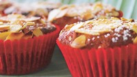 Tak harus membuat fruitcake dengan loyang besar. Tapi bisa juga loh dijadikan cupcakes. Foto: Instagram @_whis_k