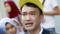 Ruben baru-baru ini kembali diteror dengan pelemparan batu ke kediamannya itu. Pool/Palevi S/detikFoto.