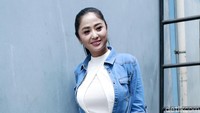 Dewi Perssik dan sang suami, Angga kini makin mesra. Namun ia mengatakan dirinya tak mau sembarangan dalam memiliki anak.  Foto: Palevi S/detikFoto