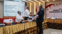 Ketua KPU Arief Budiman juga menyapa Direktur Program Tim Kampanye Nasional (TKN) Jokowi-Maruf Amin, Aria Bima.