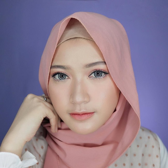 Sari Indah Pratiwi atau lebih dikenal dengan nama Saritiw sudah mulai nge-vlog sejak 2016. Vlog pertamanya di YouTube saat ini telah ditonton lebih dari 7,9 juta kali. Namun sosok Saritiw baru benar-benar mencuri perhatian pada 2018 ini. Saat ini subscriber YouTube Saritiwi sudah lebih dari 637 ribu. Yang membuat konten video Saritiw disukai karena mojang Bandung ini kerap menggunakan produk dengan harga terjangkau untuk anak SMA dan mahasiswa. Dia juga suka memberikan tutorial hijab yang mudah diterapkan oleh hijabers. Tutorial hijab simpelnya seperti menggunakan scarf segi empat atau yang modelnya menutup dada sudah ditonton jutaan kali di YouTube. Foto: Instagram