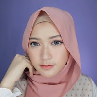Sari Indah Pratiwi atau lebih dikenal dengan nama Saritiw sudah mulai nge-vlog sejak 2016. Vlog pertamanya di YouTube saat ini telah ditonton lebih dari 7,9 juta kali. Namun sosok Saritiw baru benar-benar mencuri perhatian pada 2018 ini. Saat ini subscriber YouTube Saritiwi sudah lebih dari 637 ribu. Yang membuat konten video Saritiw disukai karena mojang Bandung ini kerap menggunakan produk dengan harga terjangkau untuk anak SMA dan mahasiswa. Dia juga suka memberikan tutorial hijab yang mudah diterapkan oleh hijabers. Tutorial hijab simpelnya seperti menggunakan scarf segi empat atau yang modelnya menutup dada sudah ditonton jutaan kali di YouTube. Foto: Instagram