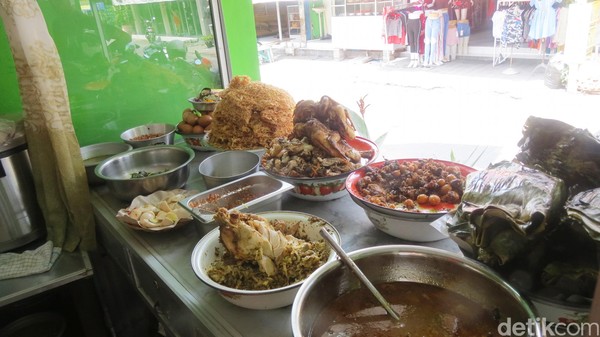 Warung Enak menyajikan makanan tradisional Bali. Ada nasi campur Bali, ayam betutu, ayam panggang, grangasem ayam kampung, pepes ayam, telor ceriwis dan sambel mentah (Fitraya/detikTravel) Warung Enak menyajikan makanan tradisional Bali. Ada nasi campur Bali, ayam betutu, ayam panggang, grangasem ayam kampung, pepes ayam, telor ceriwis dan sambel mentah (Fitraya/detikTravel)