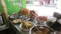 Warung Enak menyajikan makanan tradisional Bali. Ada nasi campur Bali, ayam betutu, ayam panggang, grangasem ayam kampung, pepes ayam, telor ceriwis dan sambel mentah (Fitraya/detikTravel)