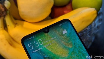 Menghadirkan notch tetesan air yang di dalamnya terdapat kamera 24 MP. Foto: Adi Fida Rahman/detikINET