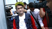 Ruben Onsu tak kuasa menahan rasa kesalnya menghadapi teror yang menyerang kediamannya itu. Ia bahkan sampai meneteskan air mata kala bertemu wartawan.  Foto: Palevi S/detikFoto