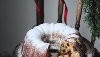 Pemilik akun Instagram @baking_maniac ini membuat fruitcake dengan loyang tulban. Dalam adonannya ditambahkan aneka buah kering dengan taburan gula halus di atasnya. Foto: Instagram @baking_maniac