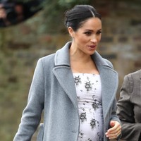 Siluet gaun yang mengikuti lekuk tubuhnya memungkinkan Meghan untuk memamerkan perut hamilnya yang kian membesar. (Foto: Getty Images)