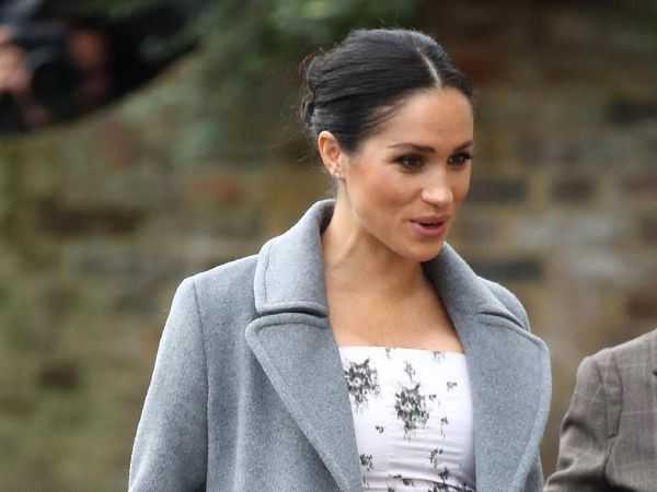 Foto: Gaya Meghan Markle Bergaun Ketat ke Panti Jompo