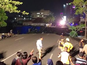 Petugas Sisiri Lokasi Amblesnya Jalan Gubeng