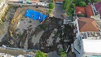 Jalan yang ambles tersebut menganga sangat lebar dan dalam seperti jurang.