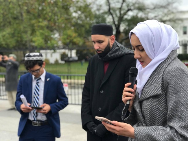 Aydin Anwar kecil sudah diajak oleh ayahnya untuk turun ke jalann membela hak muslim Uighur. Tak heran jika Aydin tumbuh menjadi aktifis dengan sejumlah kegiatan untuk meningkatkan kesadaran orang-orang tentang keberadaan muslim Uighur. Foto: Dok. Aydin Anwar