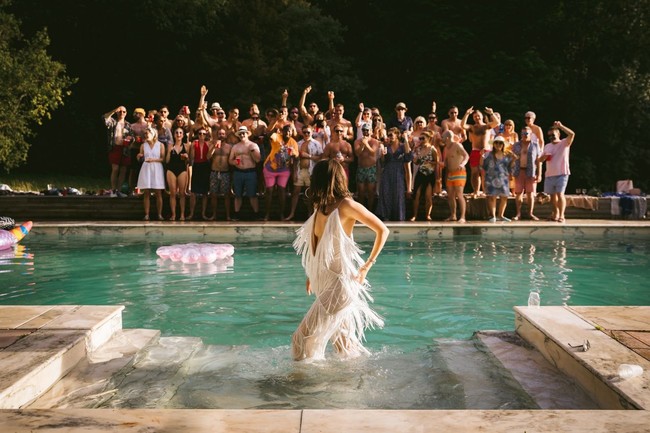 Pengantin wanita ini jelas memiliki hari yang menyenangkan. Ditangkap oleh fotografer Nigel John di Prancis. Foto: Dok. Junebug Weddings/Nigel John