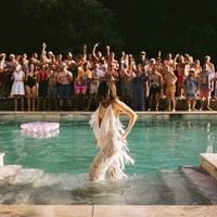 Pengantin wanita ini jelas memiliki hari yang menyenangkan. Ditangkap oleh fotografer Nigel John di Prancis. Foto: Dok. Junebug Weddings/Nigel John