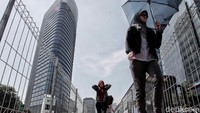 Jembatan penyeberangan orang (JPO) yang tersambung dengan halte TransJakarta Tosari sudah tidak bisa digunakan. Kini, warga menggunakan pelican crossing.