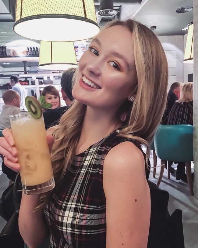 Dinikahi dengan pria yang ditemuinya di Bali saat tengah berlibur ini, Polly baru berusia 21 tahun. Sementara itu, sang suami Nur Khamid berusia 27 tahun. Foto: Instagram @pollyoddsocks