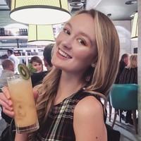 Dinikahi dengan pria yang ditemuinya di Bali saat tengah berlibur ini, Polly baru berusia 21 tahun. Sementara itu, sang suami Nur Khamid berusia 27 tahun. Foto: Instagram @pollyoddsocks