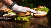 Ini 7 Kesalahan yang Sering Kamu Lakukan Saat Makan Burger