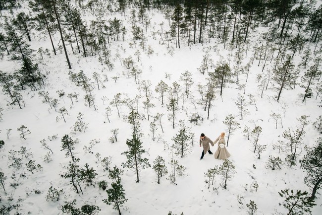 Foto dramatis ketika musim dingin berlangsung di Estonia oleh Mait Juriado dari M&J Studios. Foto: Dok. Junebug Weddings/Mait Juriado, M&J Studios