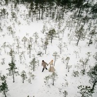 Foto dramatis ketika musim dingin berlangsung di Estonia oleh Mait Juriado dari M&J Studios. Foto: Dok. Junebug Weddings/Mait Juriado, M&J Studios