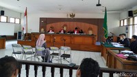 Inneke hadir sebagai saksi di kasus yang juga melibatkan suaminya, Fakhmi Dharmawansyah. 