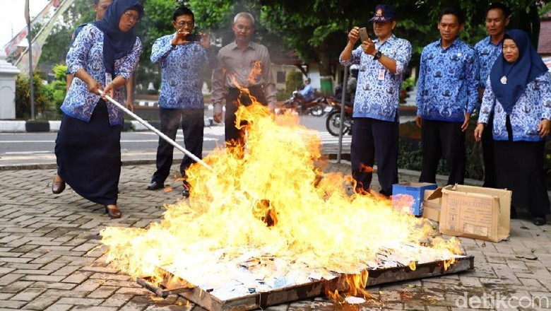 17 Ribu e-KTP Invalid Dimusnahkan di Sleman 17 Ribu e-KTP Invalid Dimusnahkan di Sleman