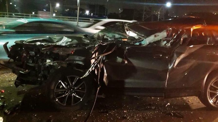 Kecelakaan di Tol Angke arah Bandara Soetta, Mobil Sedan Ringsek