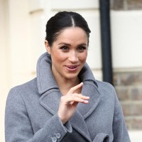 Cincin dengan ukiran berbentuk mata di bagian tengah dinamai Hamsa. Dalam budaya Timur Tengah kuno, hamsa berarti simbol tangan Tuhan yang melambangkan kesehatan dan keberuntungan. (Foto: Getty Images)