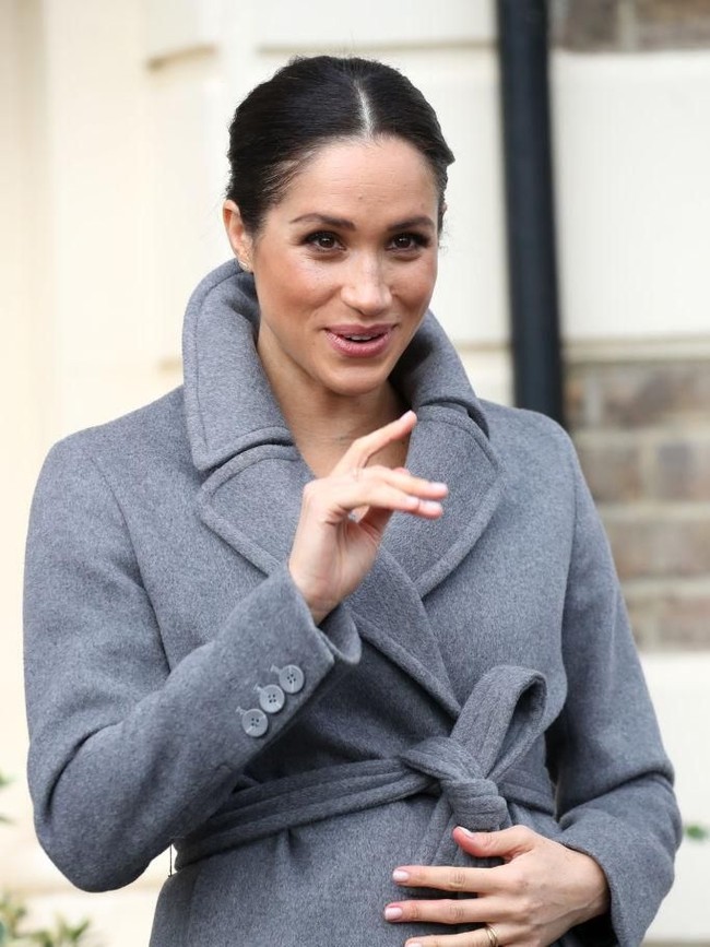 Cincin dengan ukiran berbentuk mata di bagian tengah dinamai Hamsa. Dalam budaya Timur Tengah kuno, hamsa berarti simbol tangan Tuhan yang melambangkan kesehatan dan keberuntungan. (Foto: Getty Images)