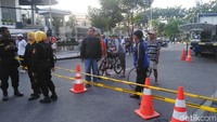 Warga terus berbondong-bondong untuk melihat lokasi. Polisi sendiri memasang dua lapis garis polisi untuk membendung warga yang ingin mendekat ke lokasi kejadian. 
