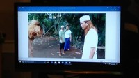 Pada hari yang sama, sejumlah orang membawa MKUAM ke ponpesnya Habib Bahar. Kedua korban dipertemukan di aula Pesantren Tajul Alawiyyin di Pabuaran, Kecamatan Kemang, Kabupaten Bogor, Jawa Barat. Screenshot/Dony Indra Ramadan.