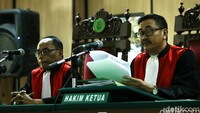 Setelah resmi bercerai, hakim pun memutuskan hak asuh anak pun diberikan kepada Ahok.