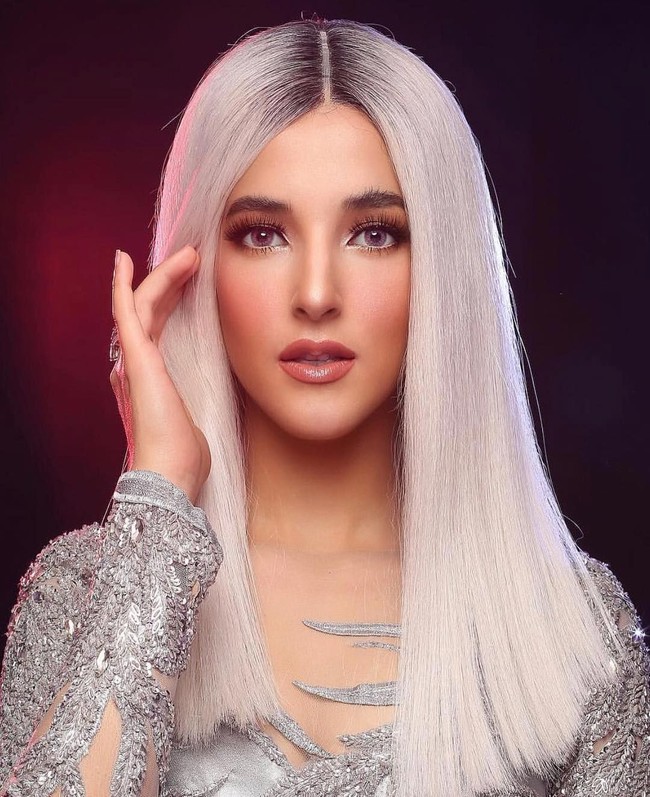 Vlogger kecantikan Tasya Farasya makin bersinar di 2018 berkat berbagai video kolaborasi makeup dengan sederet makeup artist ternama Indonesia. Sederet makeup artist yang pernah ditampilkan di chanel YouTube Tasya yang memiliki lebih dari 1 juta subscriber itu di antaranya Ryan Ogilvy, Bennu Sorumba, Bubah Alfian, Vina Garcia hingga Adi Adrian. Namun dari semua video kolaborasi makeup tersebut, yang terpopuler justru video Tasya didandani menjadi mirip Barbie oleh makeup artist yang Khadijah Azzahra. Foto: Instagram