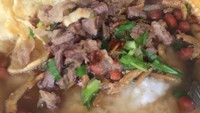 Bubur daging gaya Singkawang. Bubur disiram kaldu daging dan diberi topping irisan daging dan emping. Nyam! Foto: Instagram @mamasayaulfa