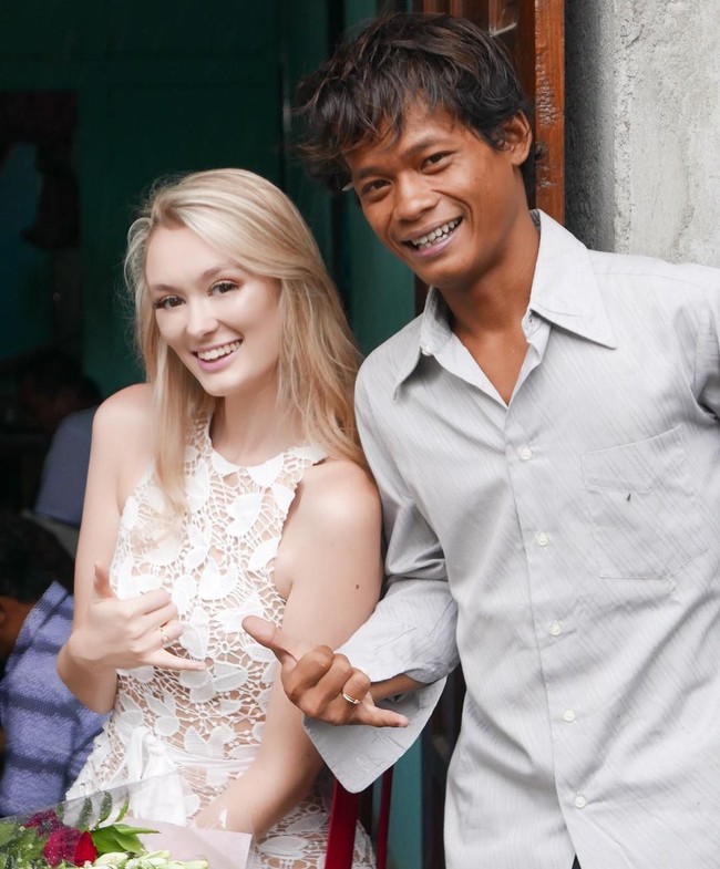 Ini Polly Alexandria Robinson bersama suaminya Nur Khamid, pria yang berasal dari Magelang. Foto pernikahan pasangan lintas negara ini pun menghebohkan dunia maya. Foto: Instagram @pollyoddsocks