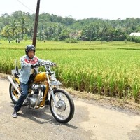 Presiden Joko Widodo mengenakan sneakers hypebeast lain, yaitu sneakers Vans x Metallica. Gaya ini dipakai Jokowi saat touring mengendarai motor Chopper emas ke Palabuhanratu, Sukabumi, Minggu (8/3/2018). Jokowi mengendarai motornya dengan jaket denim, celana jeans dan sneakers hitam Vans. Foto: Foto: Laily Rachev-Biro Pers Setpres