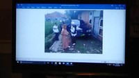Kediaman CAJ di kawasan Bogor didatangi oleh sejumlah orang menggunakan dua unit mobil pada Sabtu (1/12). Mereka datang untuk menjemput paksa CAJ. Belakangan diketahui, sekelompok orang tersebut datang atas perintah Habib Bahar. Screenshot/Dony Indra Ramadan.