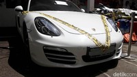 Para tersangka memasukkan narkoba tersebut dalam sound sistem mobil. Polisi juga menyita 5 mobil seperti BMW, Porsche, Pajero, Toyota Fortuner dan 2 sepeda motor yang digunakan tersangka untuk mendistribusikan narkoba tersebut.